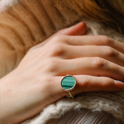 Ginette NY Bague Disc Malachite Petit Modèle – Image 2